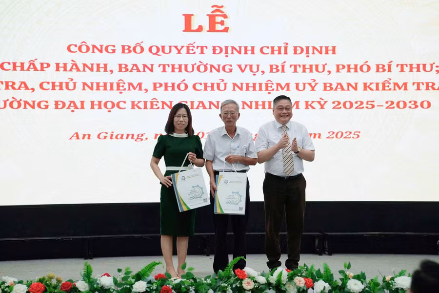 cong-bo-quyet-dinh-4.jpg