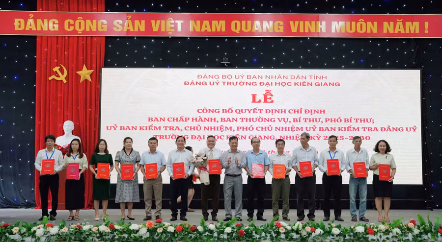 cong-bo-quyet-dinh-8981.jpg