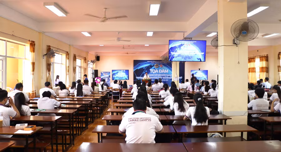 Phân hiệu Trường ĐH Bình Dương tại Cà Mau tổ chức Tọa đàm "Ứng dụng trí tuệ nhân tạo đổi mới phương pháp giảng dạy". Ảnh: QM.