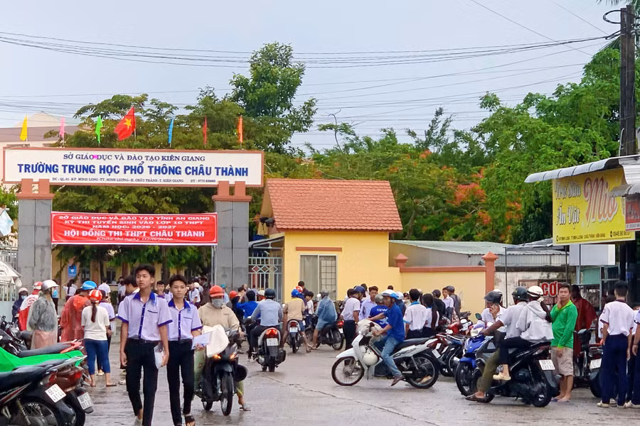 Điểm thi tại Trường THPT Châu Thành (tỉnh An Giang) nhộn nhịp trong buổi thi đầu tiên, với sự đồng hành của nhiều phụ huynh.