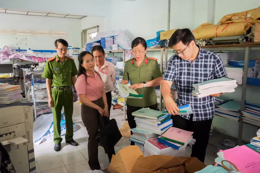 Cơ quan chức năng kiểm tra tại cửa hàng photocopy ở phường Ninh Kiều, TP Cần Thơ. Ảnh: Công an Cần Thơ.