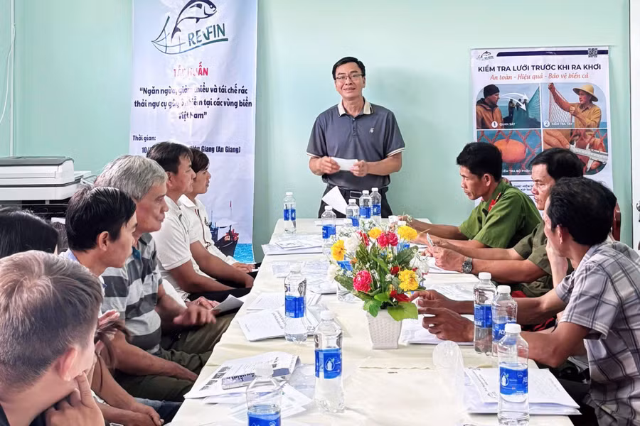 Quang cảnh buổi tập huấn về quản lý rác thải ngư lưới cụ.
