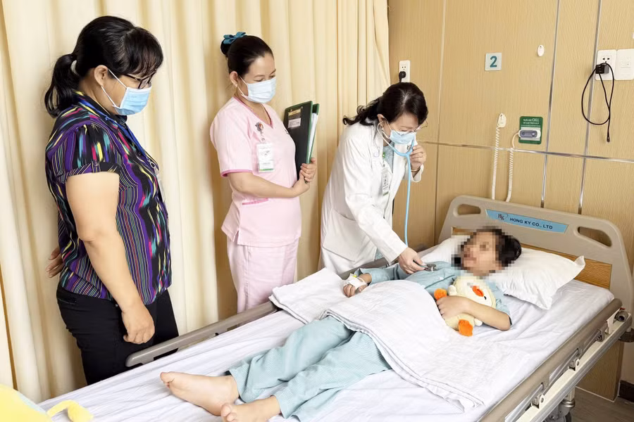 Bác sĩ thăm khám cho bệnh nhi.
