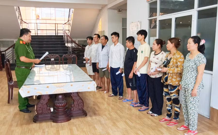 Cơ quan điều tra đọc lệnh bắt bị can để tạm giam. Ảnh: Công an Cần Thơ.
