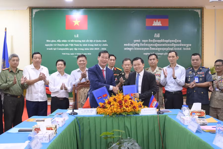 Ban Chuyên trách 2 tỉnh ký kết biên bản bàn giao, tiếp nhận hài cốt liệt sĩ.