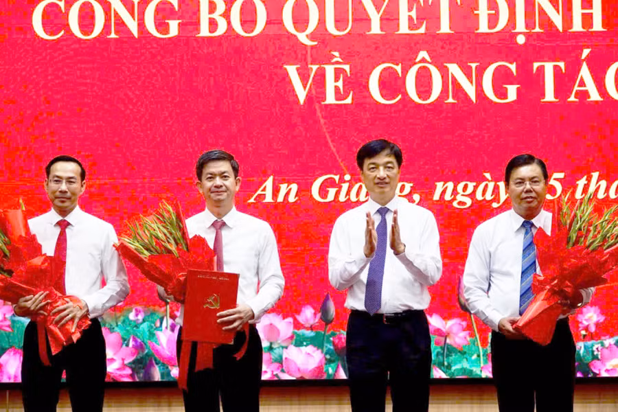Ông Lê Quang Tùng (thứ 2 từ trái sang) giữ chức Bí thư Tỉnh ủy An Giang nhiệm kỳ 2025 - 2030.
