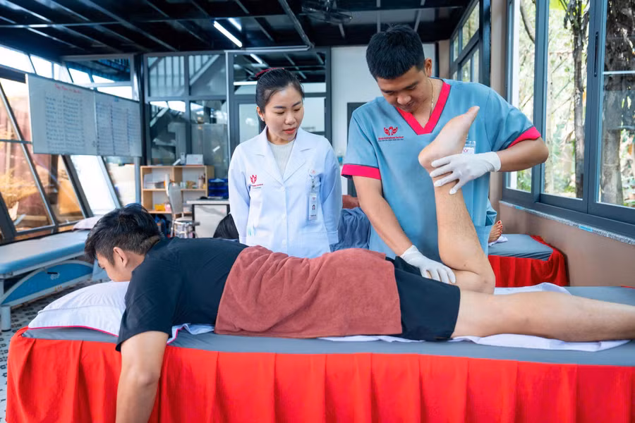 Sau 7 ngày, bệnh nhân đã có thể bỏ nạng, hiện tại gập gối được hơn 90 độ.