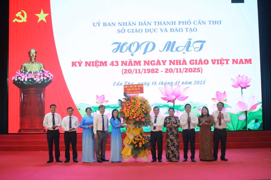 Thường trực Thành ủy, Thường trực UBND TP Cần Thơ tặng hoa chúc mừng ngành GD&ĐT thành phố. Ảnh: Quốc Ngữ.