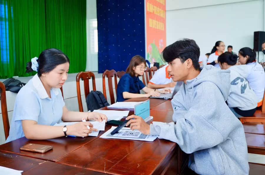 Tân sinh viên đến làm thủ tục nhập học tại Trường ĐH Kiên Giang.
