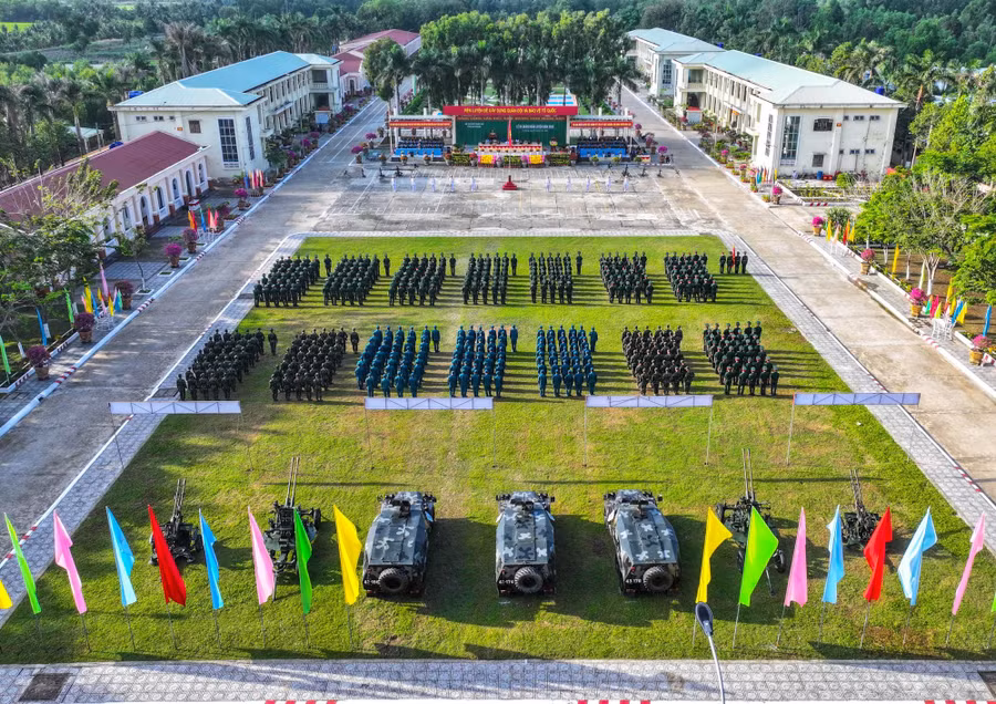 Lễ ra quân tạo khí thế thi đua, động viên cán bộ, chiến sĩ.