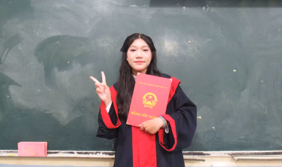 Chân dung nữ sinh Đinh Yến Linh vừa đạt điểm 10 môn Lịch sử trong Kỳ thi tốt nghiệp THPT năm 2026.