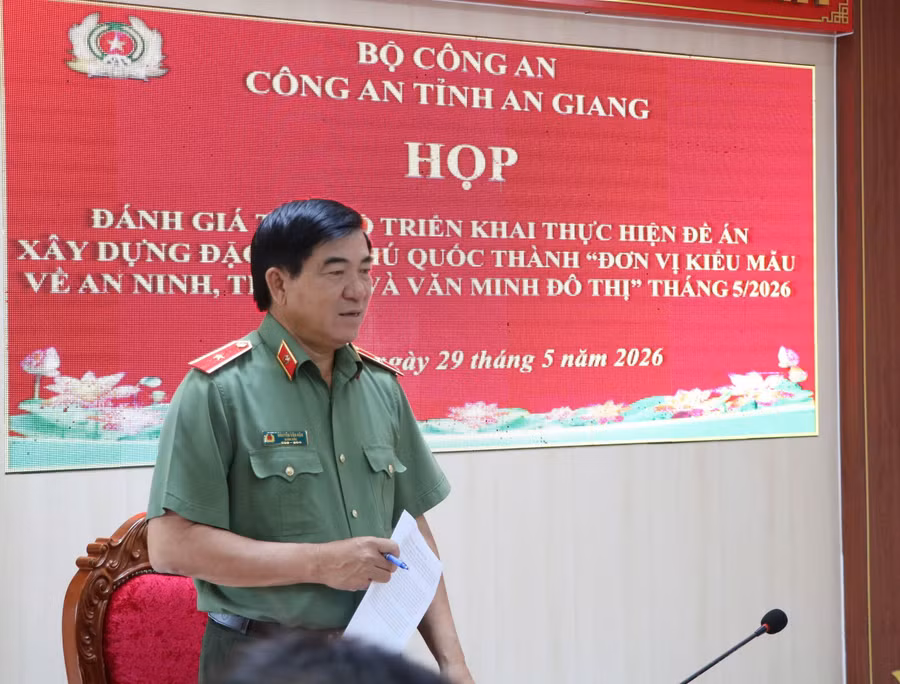 Thiếu tướng Nguyễn Văn Hận, Giám đốc Công an tỉnh An Giang, phát biểu chỉ đạo tại cuộc họp.