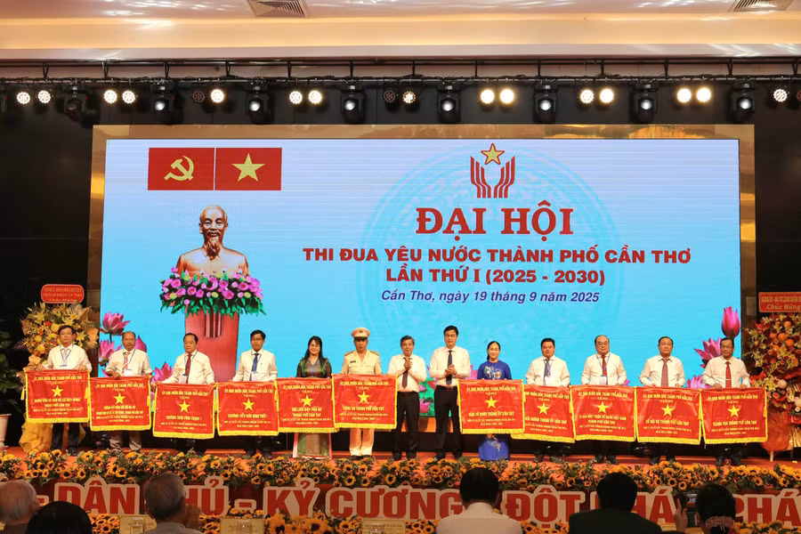 Các tập thể nhận Cờ thi đua. 