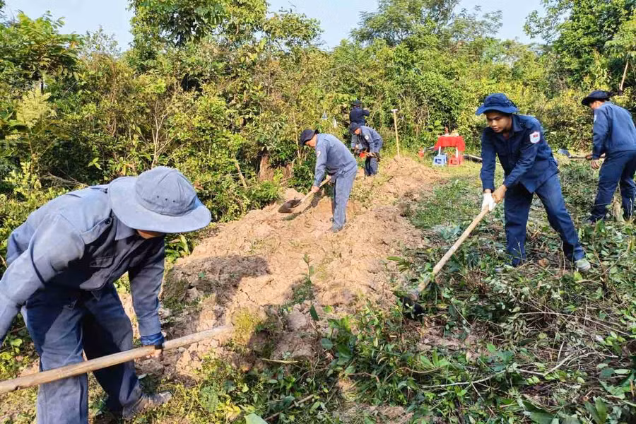 Cán bộ, chiến sĩ Đội K90 thực hiện đào tìm tại khu vực đồi núi. Ảnh: Quân khu 9.