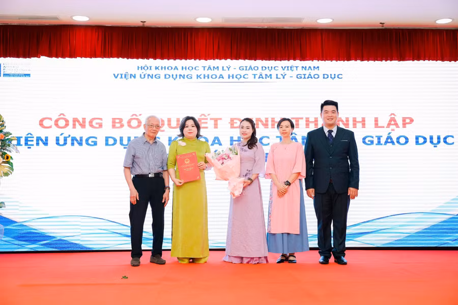 Trao Quyết định thành lập Viện Ứng dụng Khoa học Tâm lý - Giáo dục Chi nhánh Hà Nội.