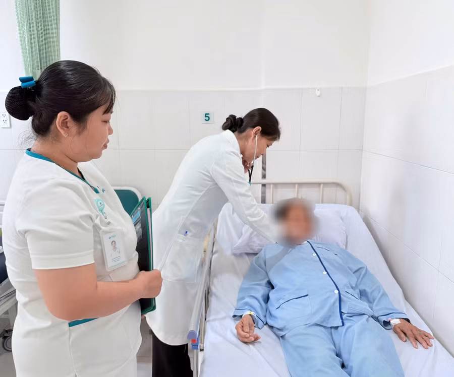 Bác sĩ thăm khám cho người bệnh trước khi xuất viện. Ảnh: BVCC.