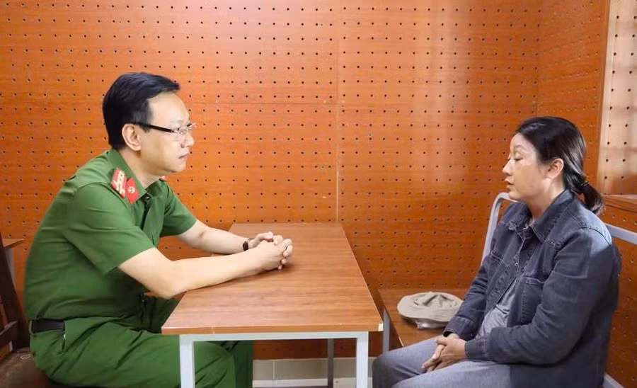 Đại tá Bùi Đức An, Phó Giám đốc Công an TP Cần Thơ, Thủ trưởng Cơ quan Cảnh sát điều tra, trực tiếp lấy lời khai đối với một số đối tượng có liên quan. Ảnh: Công an Cần Thơ.