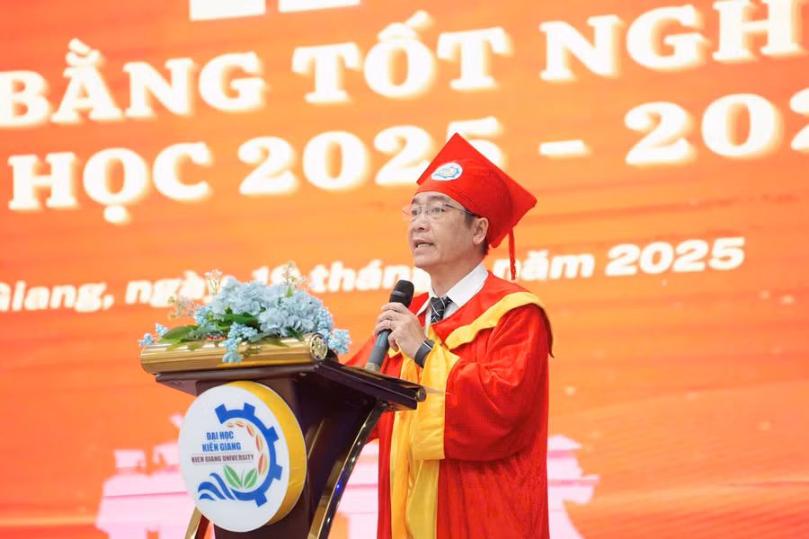 trao-bang-tot-nghiep.jpg