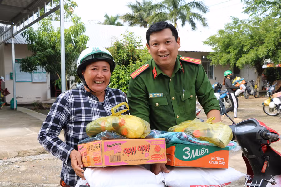 Công an xã Mỹ Thuận trao quà cho người dân ở An Giang.