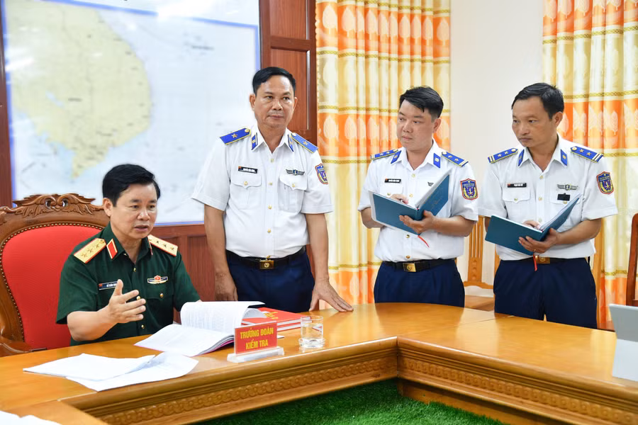 4-canh-sat-bien.jpg