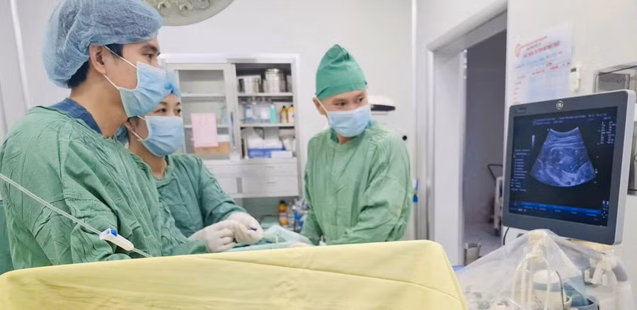 Ê-kíp bác sĩ thực hiện kỹ thuật truyền ối cho thai phụ.