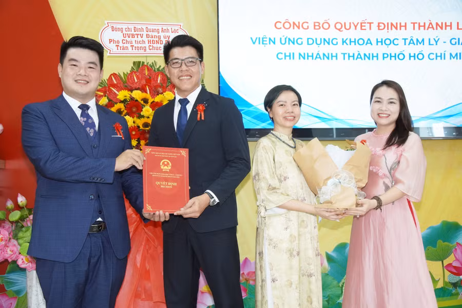 Ths.BS Phạm Văn Giào trao Quyết định thành lập và chúc mừng Chi nhánh TPHCM.