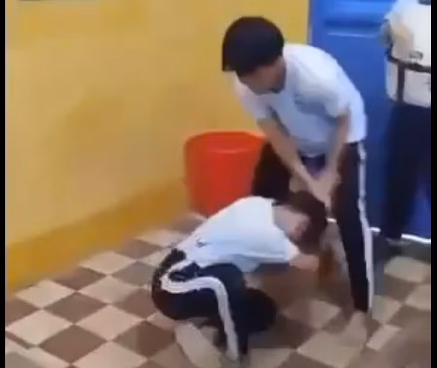Hình ảnh nhóm học sinh xô xát trong lớp học tại An Giang. Ảnh cắt từ clip lan truyền trên mạng.