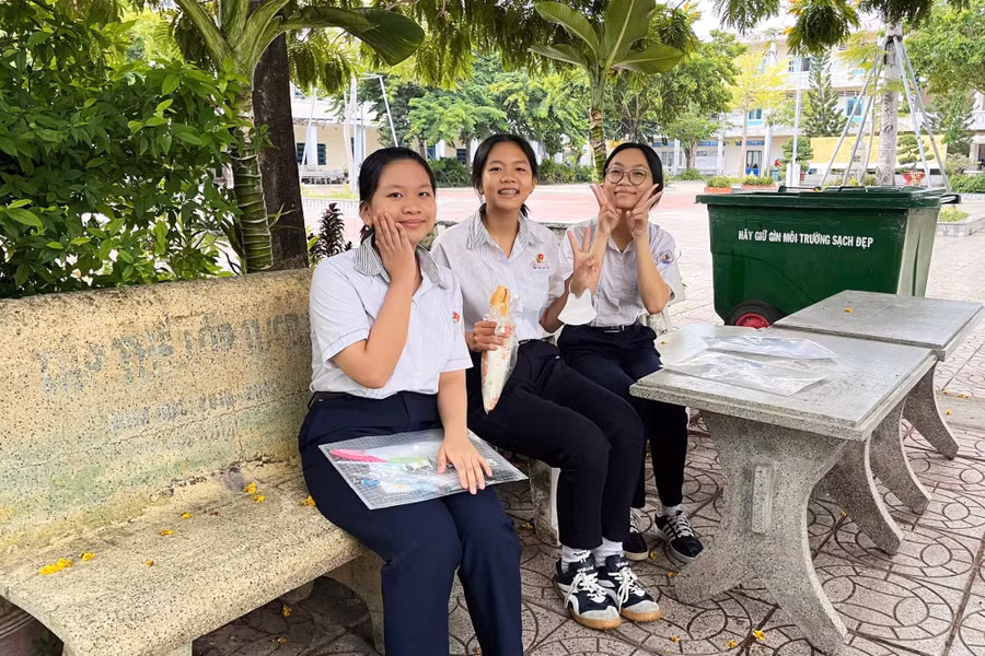 Các thí sinh tại tỉnh An Giang phấn khởi bước vào môn thi đầu tiên của Kỳ thi tuyển sinh lớp 10.