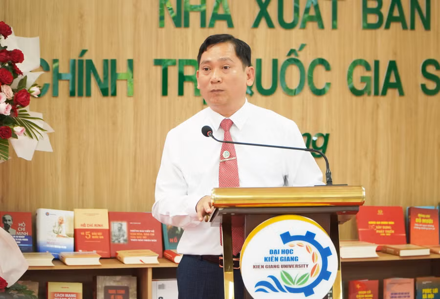 ag-hieu-truong.jpg