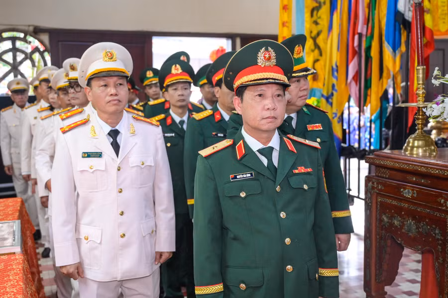 Major General Nguyen Van Hung, Commander of the An Giang Provincial Military Command, led a delegation of officers and soldiers from the provincial armed forces to offer incense to national hero Nguyen Trung Truc. 0-dang-huong-01.jpg