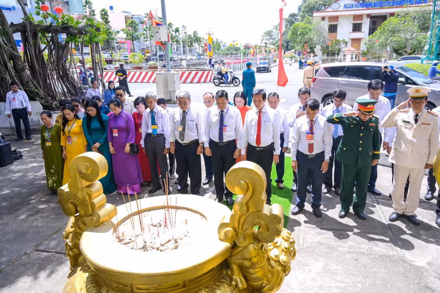 Delegates offered incense at the monument marking the spot where national hero Nguyen Trung Truc was executed by the French colonialists in 1868. 0-dang-huong.jpg