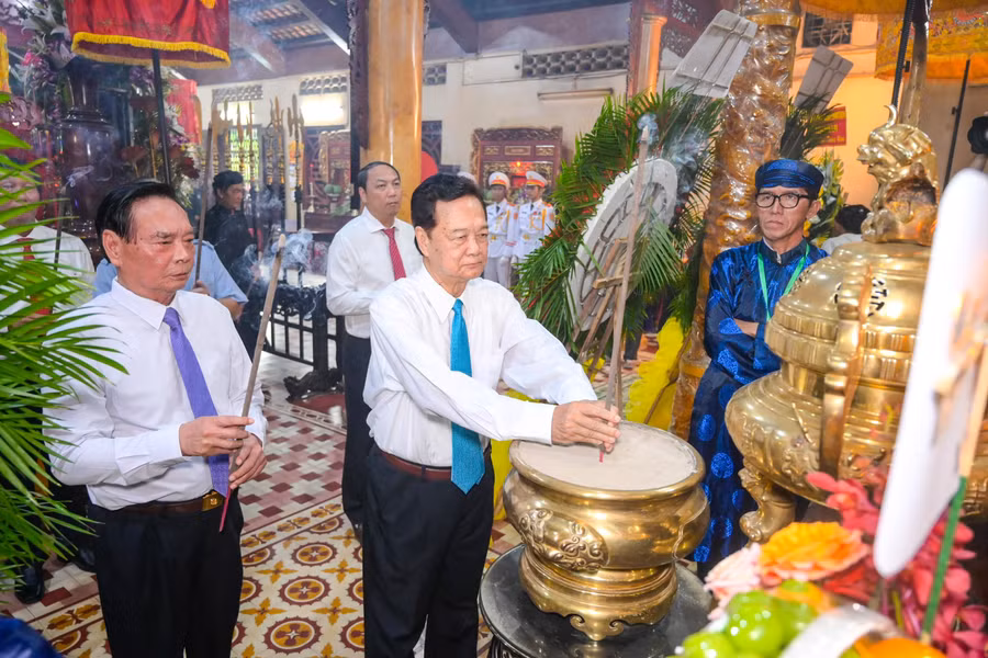 Former Prime Minister Nguyen Tan Dung and General Le Hong Anh offer incense to national hero Nguyen Trung Truc. 0-dang-huong-8.jpg