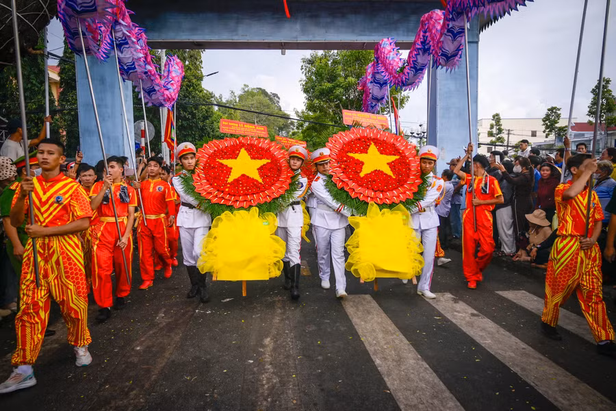 The delegation proceeded to offer incense to the national hero Nguyen Trung Truc. 0-dang-huong-3.jpg