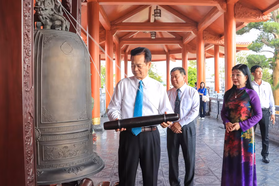 Former Prime Minister Nguyen Tan Dung rings the bell in commemoration at the Memorial Temple for Heroes, Martyrs, and Meritorious Individuals in An Giang province. 0-dang-huong-6.jpg