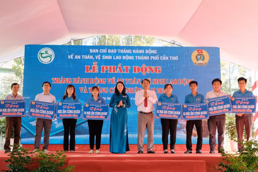 Ông Nguyễn Văn Khởi, Phó Chủ tịch UBND TP Cần Thơ và bà Lê Thị Sương Mai, Chủ tịch LĐLĐ TP Cần Thơ, trao bảng tượng trưng hỗ trợ xây dựng "Mái ấm Công đoàn" tại buổi lễ.