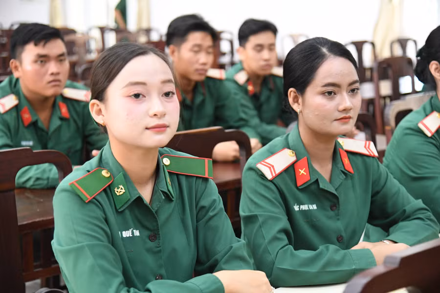Các cán bộ, chiến sĩ thực hiện nhiệm vụ tại A80. Ảnh: Phương Vũ.