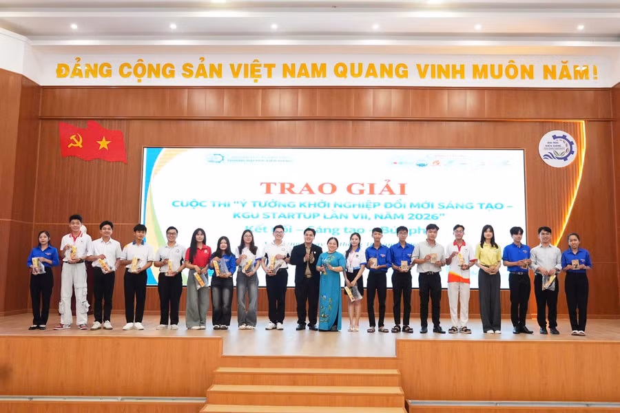 0-kgu-trao-giai.jpg