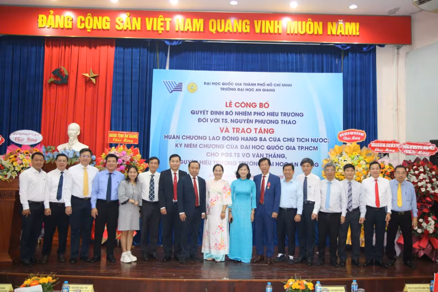 Các đại biểu chụp ảnh lưu niệm tại buổi lễ. Ảnh: Anh Thư - Thiện Mỹ.