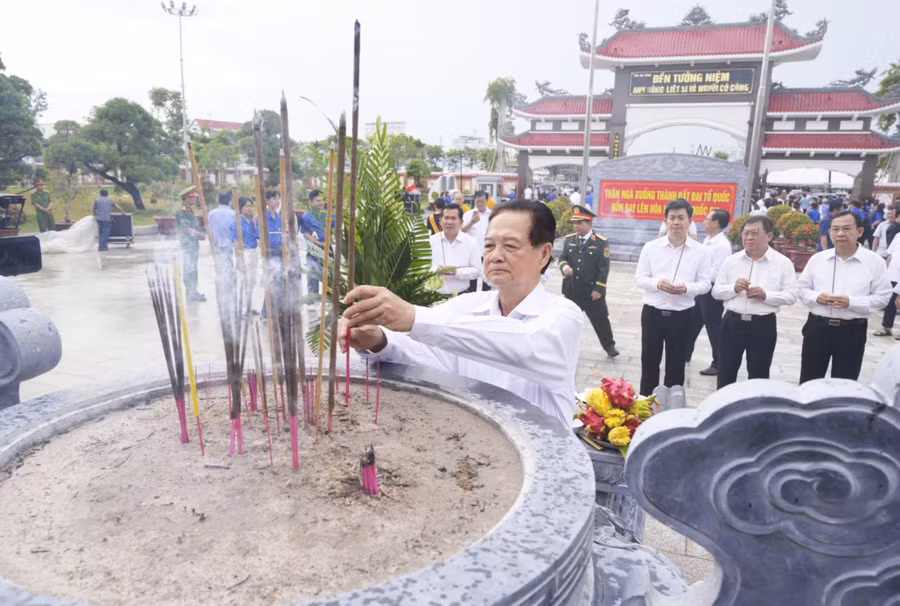 Nguyên Thủ tướng Nguyễn Tấn Dũng dâng hương tại Đền tưởng niệm Anh hùng Liệt sĩ và người có công tỉnh An Giang.
