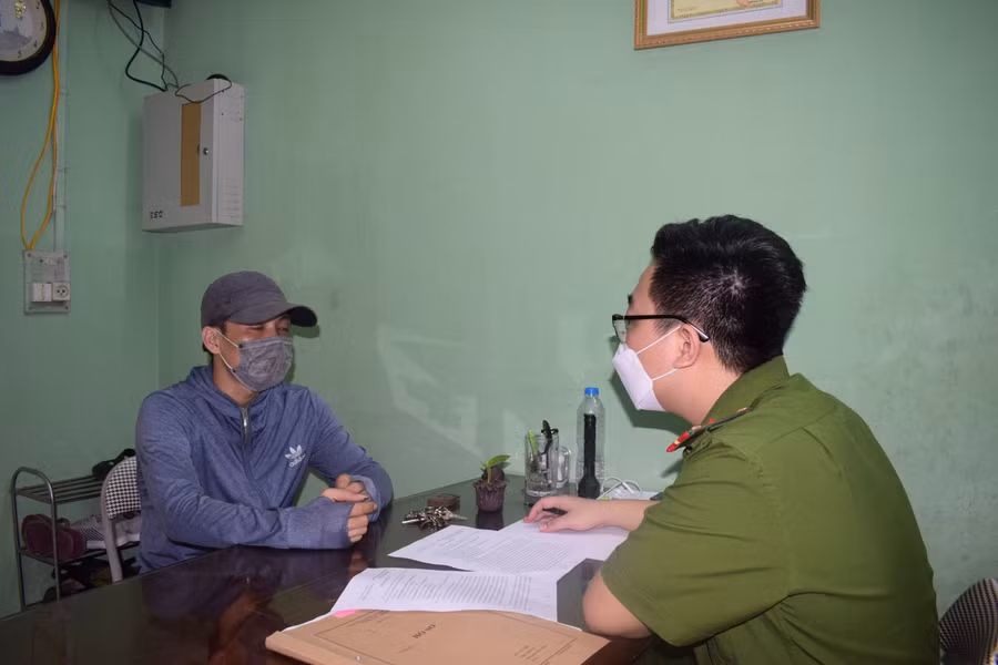 Lái xe Nguyễn Văn Quỳnh làm việc với cơ quan chức năng. Ảnh: Công an Hưng Yên.