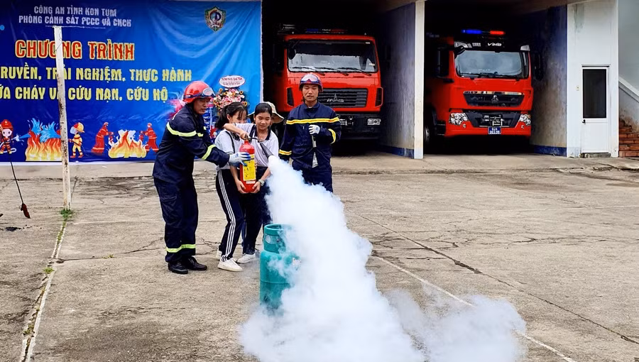 Học sinh thực hành chữa cháy.