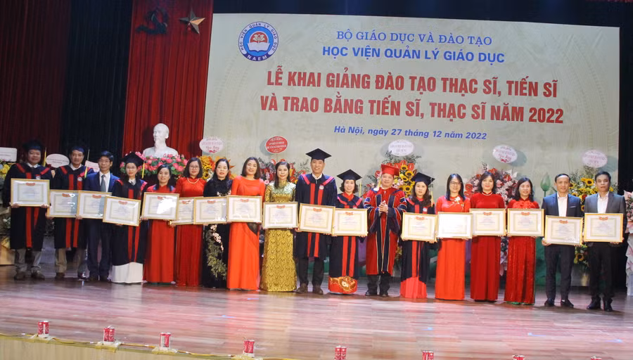 Giám đốc Học viện Quản lý giáo dục tặng Giấy khen cho các học viên có thành tích học tập xuất sắc.