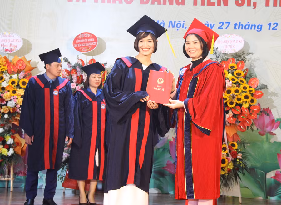 PGS.TS. Nguyễn Thị Thu Hằng - Bí thư Đảng ủy, Chủ tịch Hội đồng Học viện Quản lý giáo dục trao bằng thạc sĩ cho các học viên.