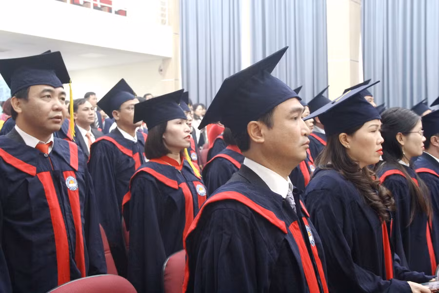 Các tân tiến sĩ, thạc sĩ và tân học viên.