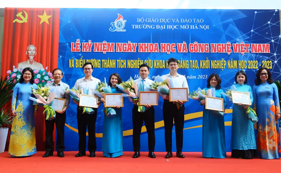 PGS.TS Nguyễn Mai Hương - Bí thư Đảng ủy, Chủ tịch Hội đồng Trường và PGS.TS Nguyễn Thị Nhung - Hiệu trưởng nhà trường trao hoa và giấy khen cho các cán bộ, giảng viên có thành tích tiêu biểu trong hoạt động NCKH, sáng tạo và khởi nghiệp năm học 2022 – 2023 của Trường ĐH Mở Hà Nội.