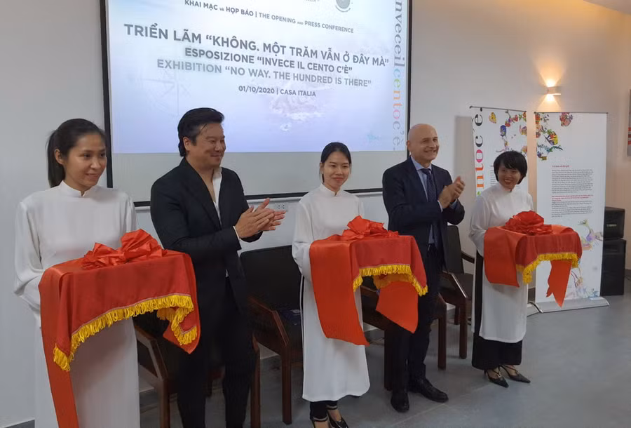 Cắt băng khai mạc triển lãm