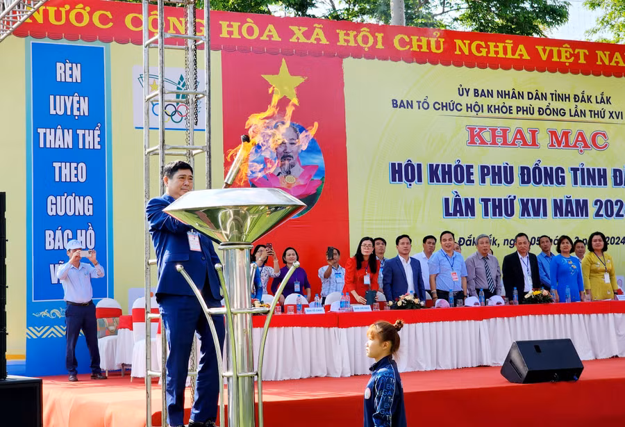 Ông Phạm Đăng Khoa, Giám đốc Sở GD&ĐT thắp sáng đài lửa Hội khỏe Phù Đổng lần thứ XVI năm 2024. (Ảnh: TT) Ông Phạm Đăng Khoa, Giám đốc Sở GD&ĐT thắp sáng đài lửa Hội khỏe Phù Đổng lần thứ XVI năm 2024. (Ảnh: TT)