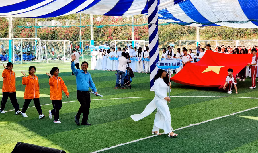 Các vận động viên diễu hành qua lễ đài. (Ảnh: TT). Các vận động viên diễu hành qua lễ đài. (Ảnh: TT).