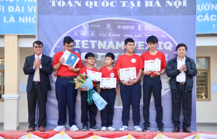Thầy Lê Đắc Tường - Hiệu trưởng Trường THCS và THPT Liên Việt Kon Tum (ngoài cùng bên trái) tuyên dương, khen thưởng học sinh trước khi nhóm tham gia thi đấu online quốc tế. Thầy Lê Đắc Tường - Hiệu trưởng Trường THCS và THPT Liên Việt Kon Tum (ngoài cùng bên trái) tuyên dương, khen thưởng học sinh trước khi nhóm tham gia thi đấu online quốc tế.