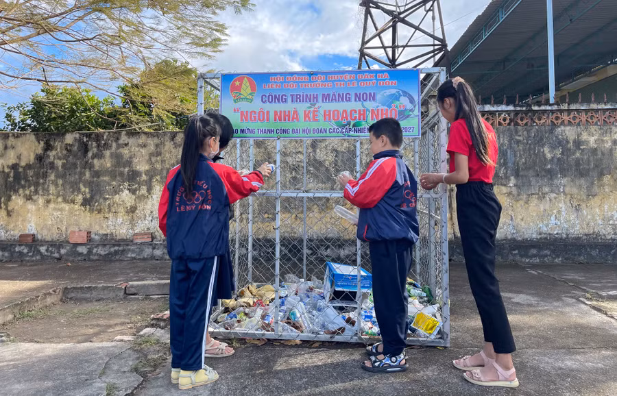 Học sinh phân loại rác thải, bán gây quỹ hỗ trợ những bạn khó khăn.